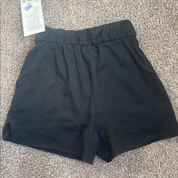 Lululemon Cinchable Waist HE woven shirt 3.5 XXXS Black Shorts - Picture 2 of 3
